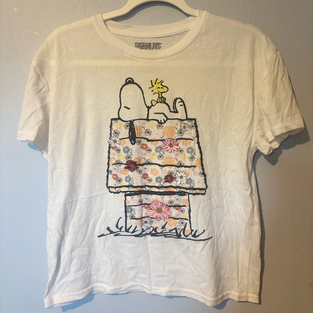 3/$10🌼 Peanuts Women’s T-Shirt with Snoopy and Woodstock